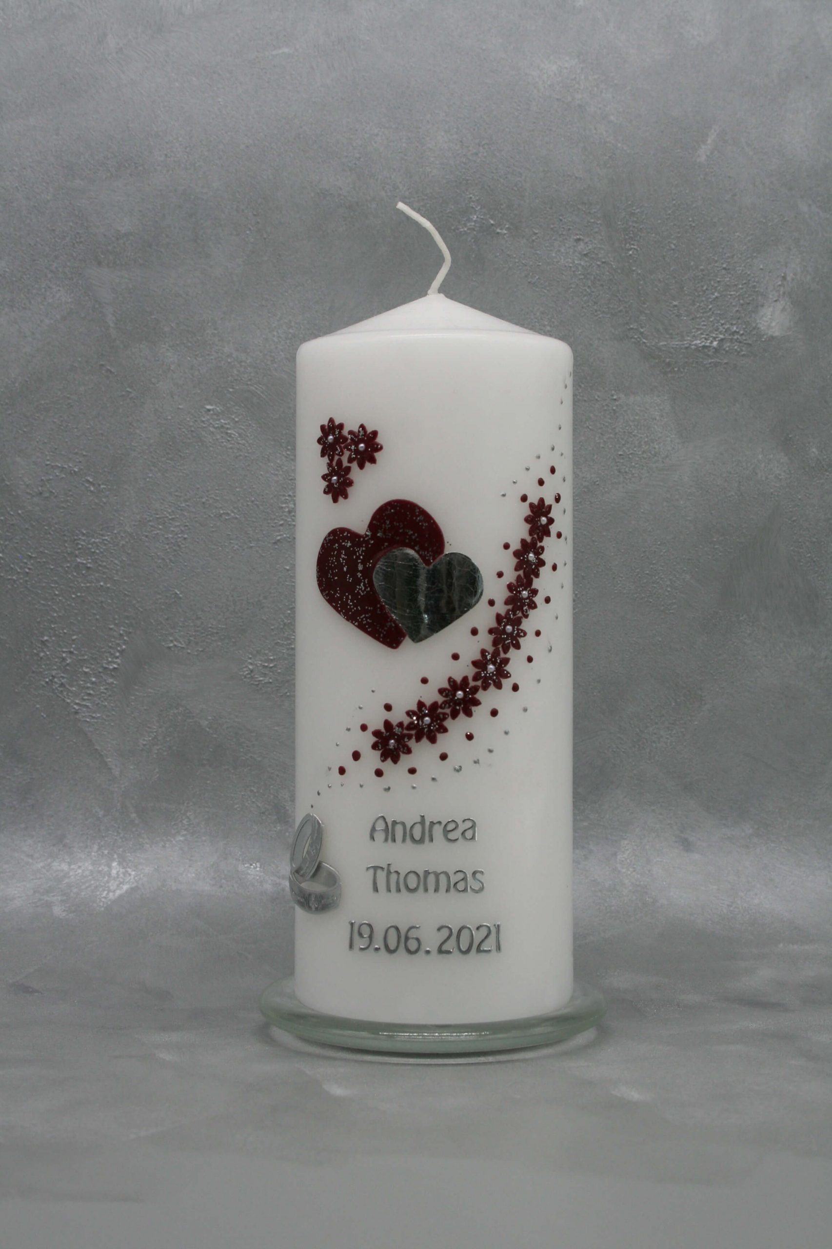 Hochzeitskerze mit zwei Herzen, Blumenranken und Ehering