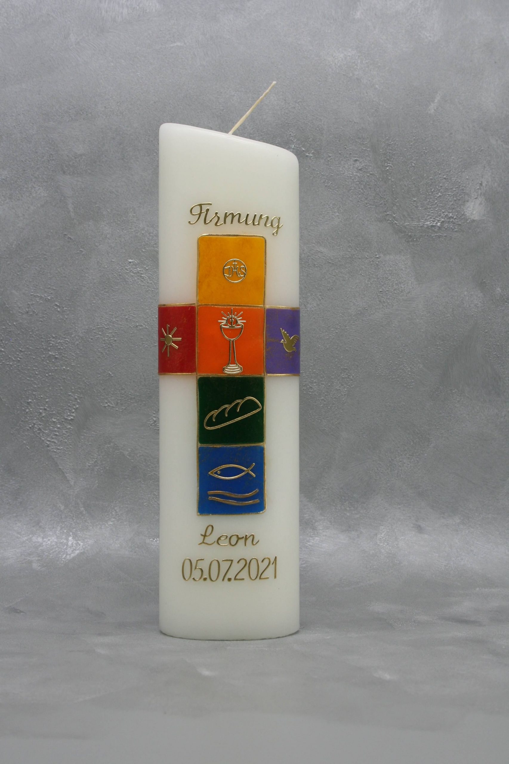 Firmkerze mit buntem Kreuz und Symbole
