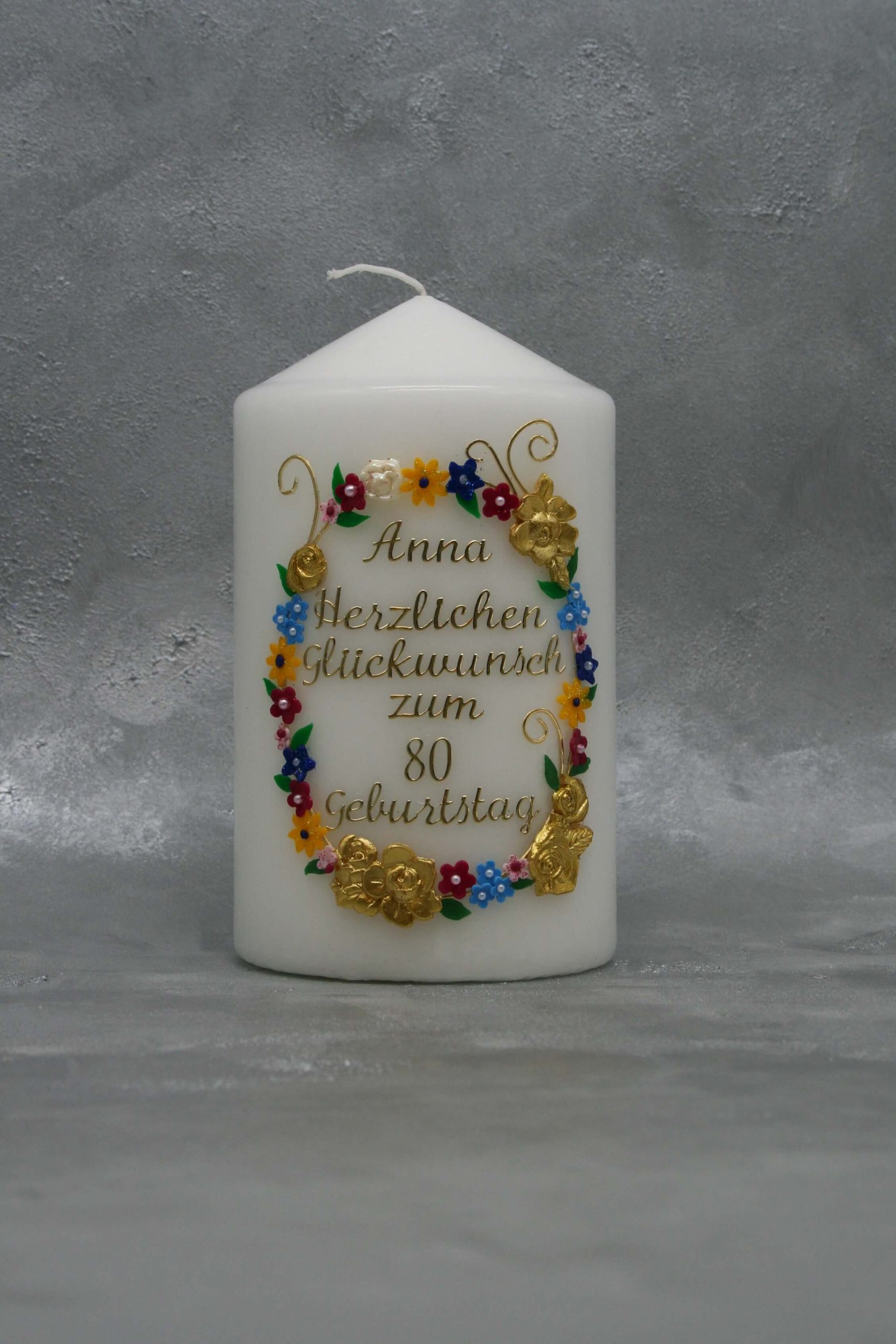 Geburtstagskerze mit Blumenkranz und Schrift