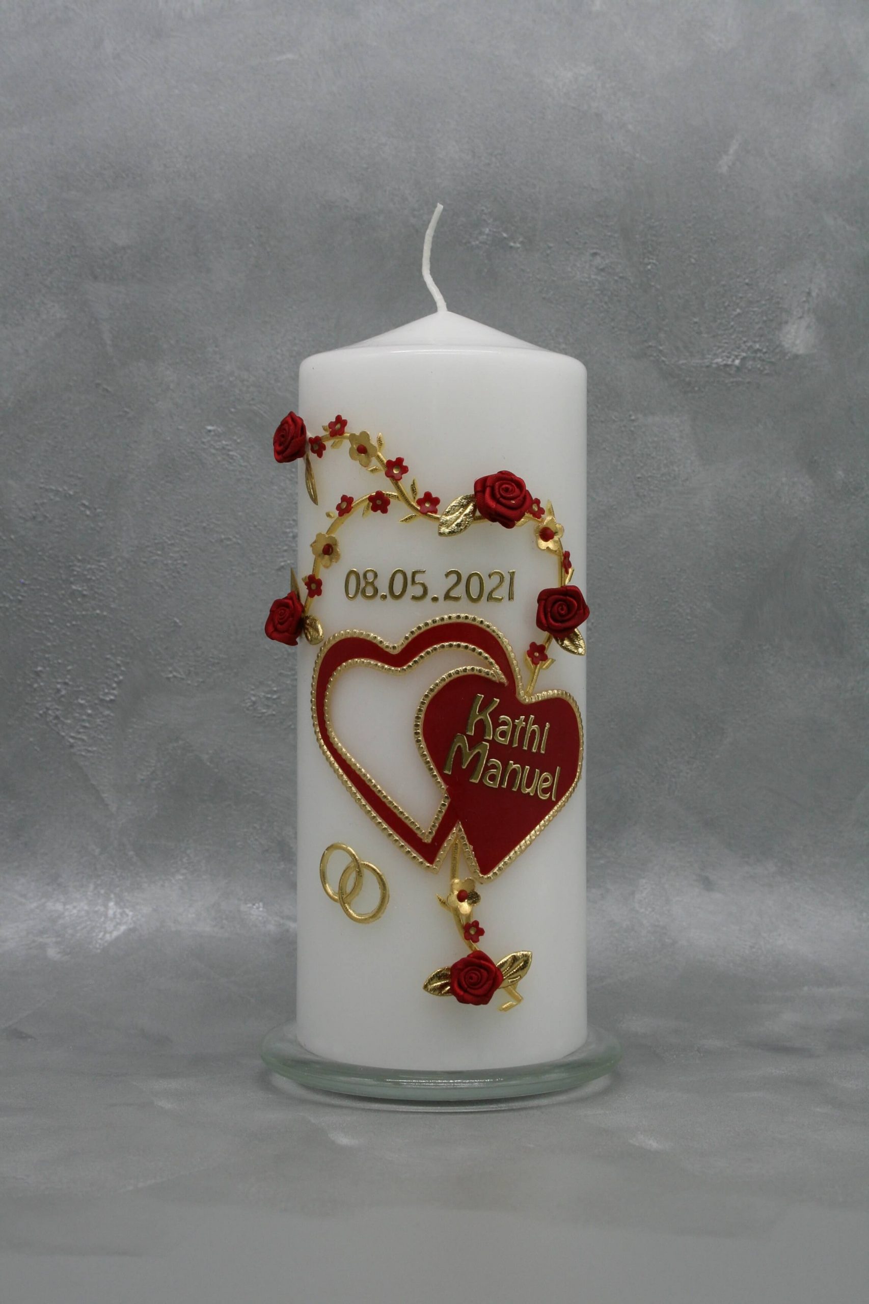 Hochzeitskerze mit zwei Herzen, Rosenranken und Ehering