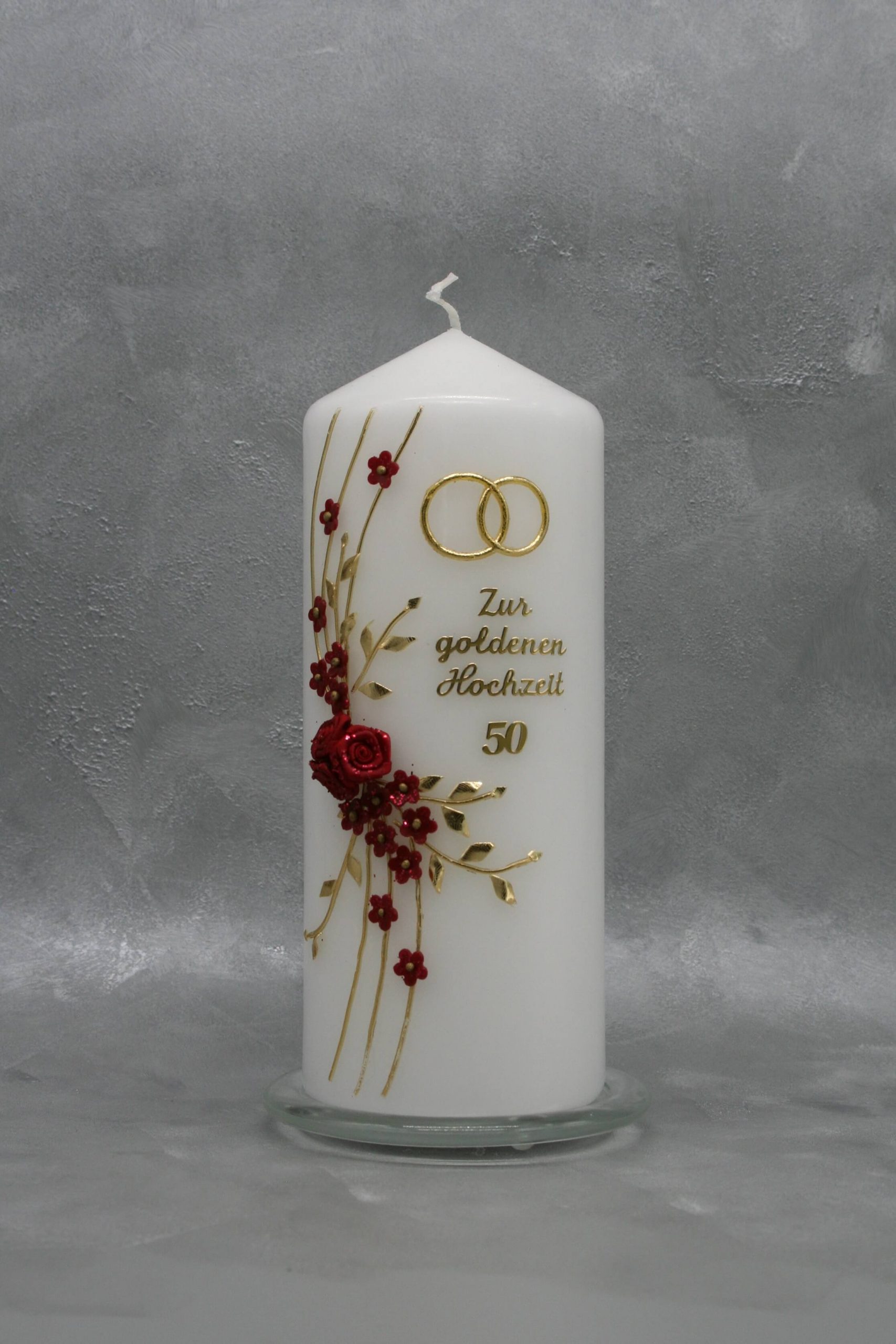 Hochzeitskerze mit Blumenstrauß und Ehering