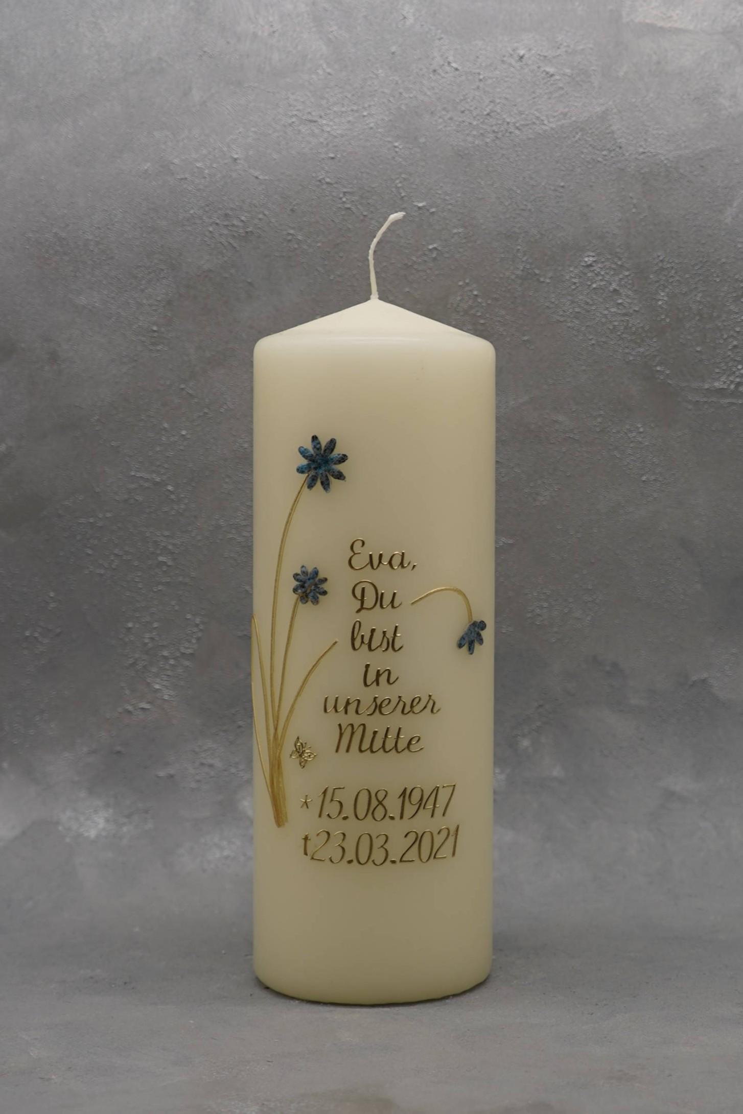 Trauerkerze mit Blumen und Schriftzug