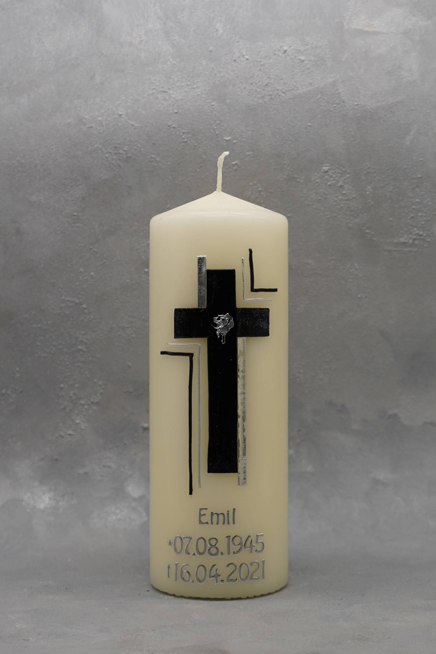 Trauerkerze mit Kreuz mit Rose, ein kurzer Schriftzug mit Rose