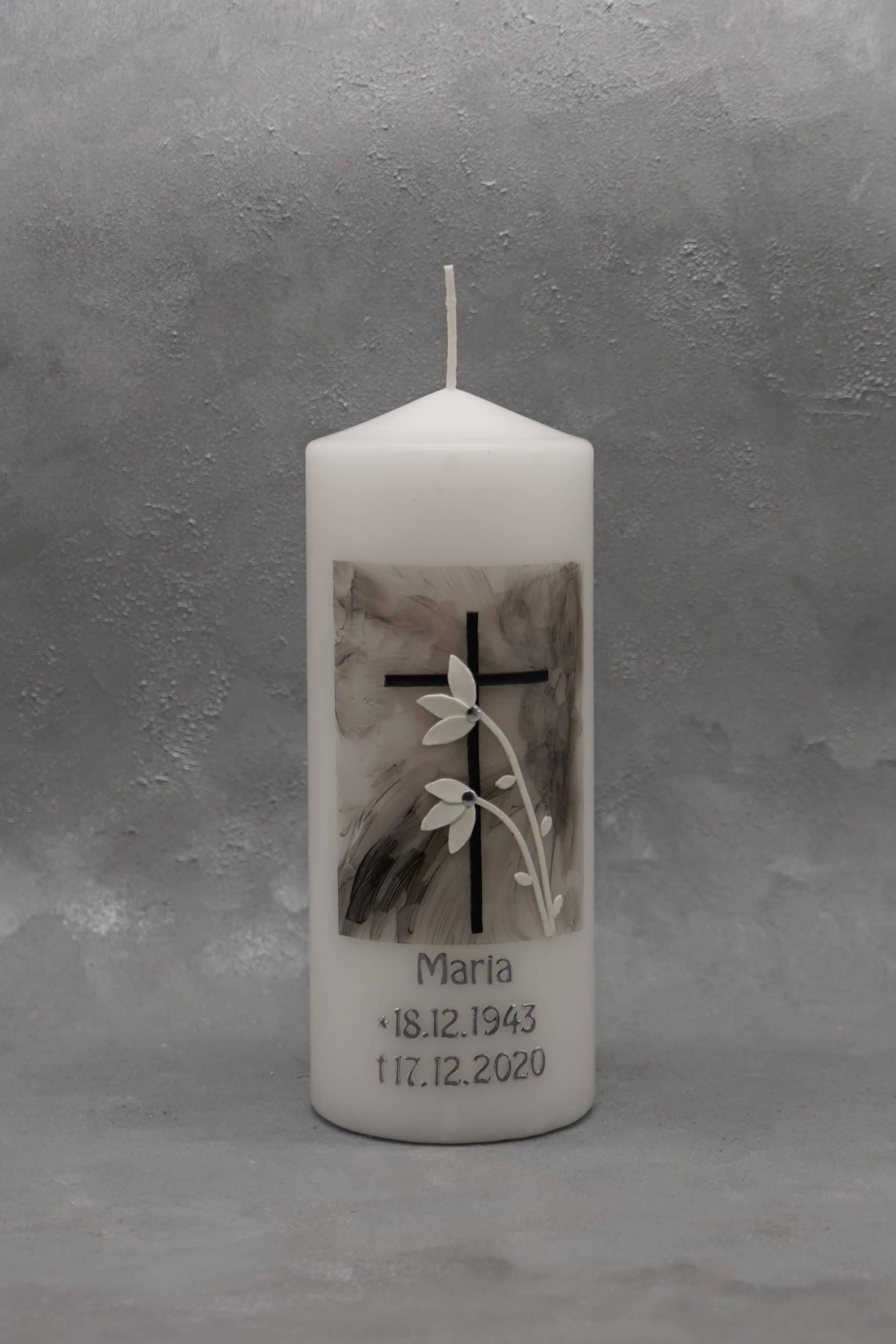 Trauerkerze mit Blumen, Kreuz, gemaltes Hintergrundmotiv und Gedicht