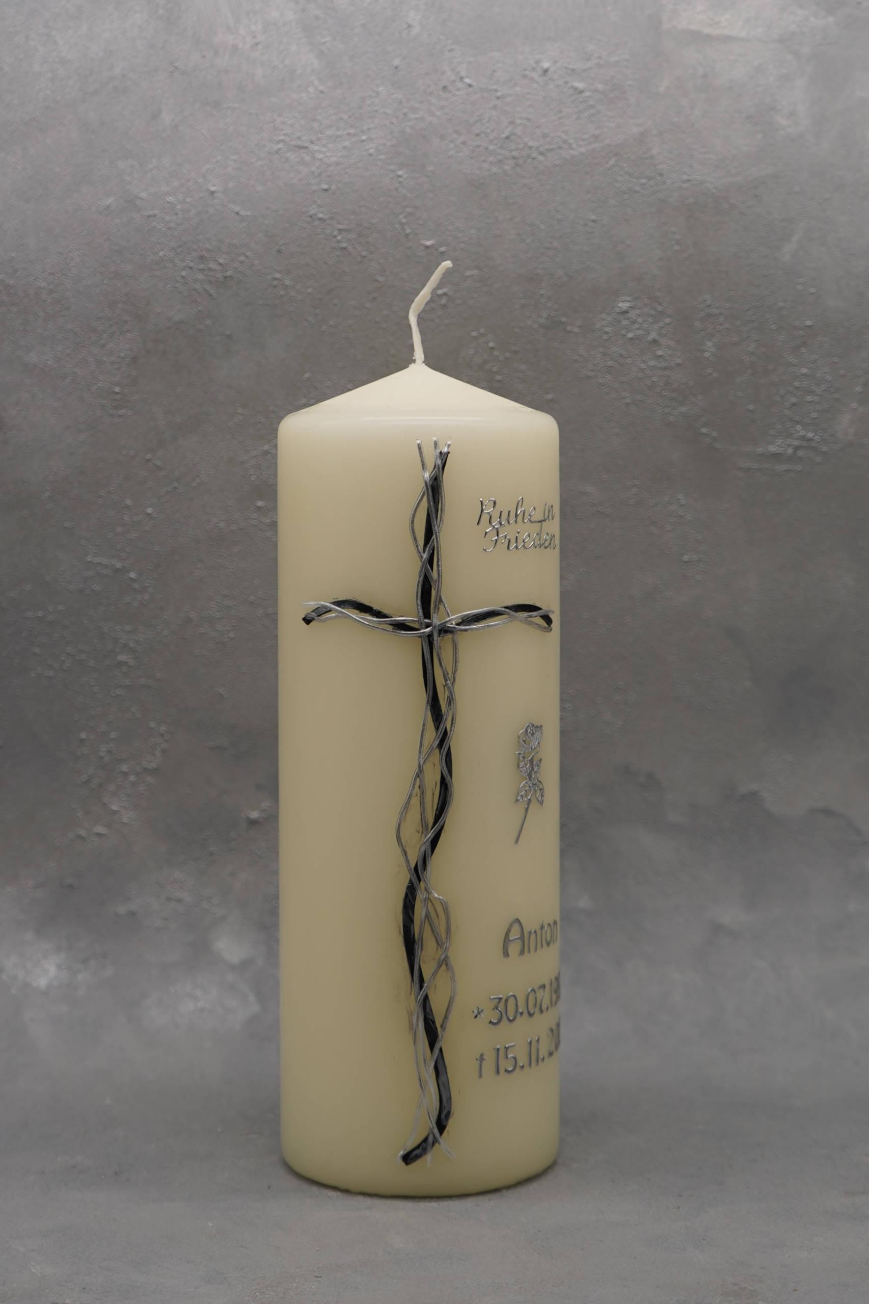 Trauerkerze mit geschwungenem Kreuz und Rose