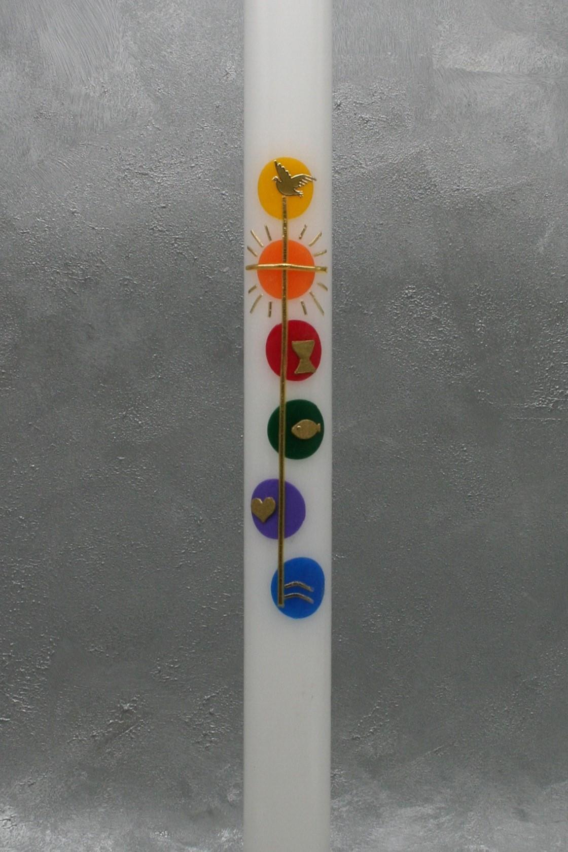 Taufkerze mit sechs Symbolen (Taube, Sonne, Kelch, Fisch, Herz und Wasser)