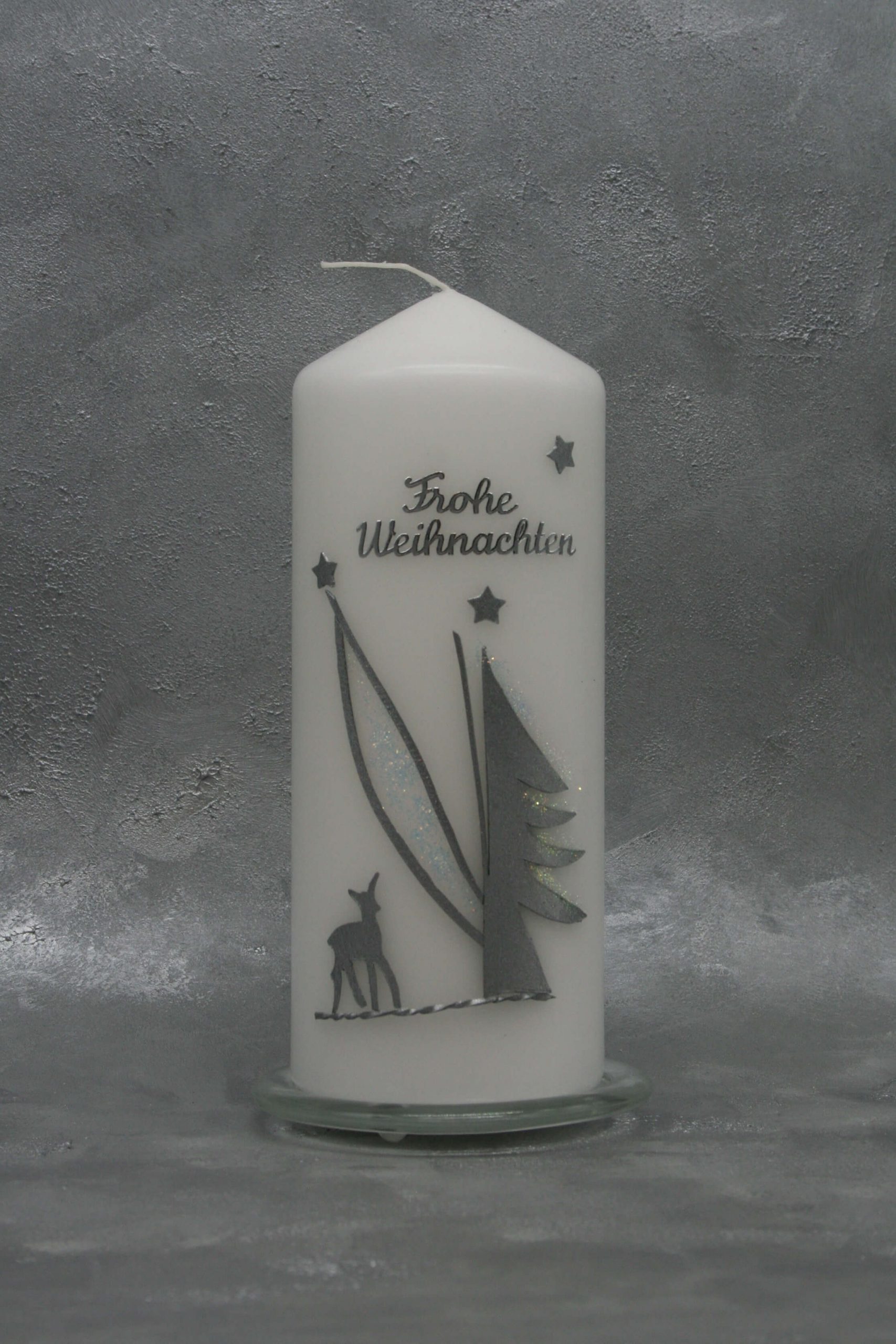 Weihnachtskerze mit modernem Tannenbaum und Reh