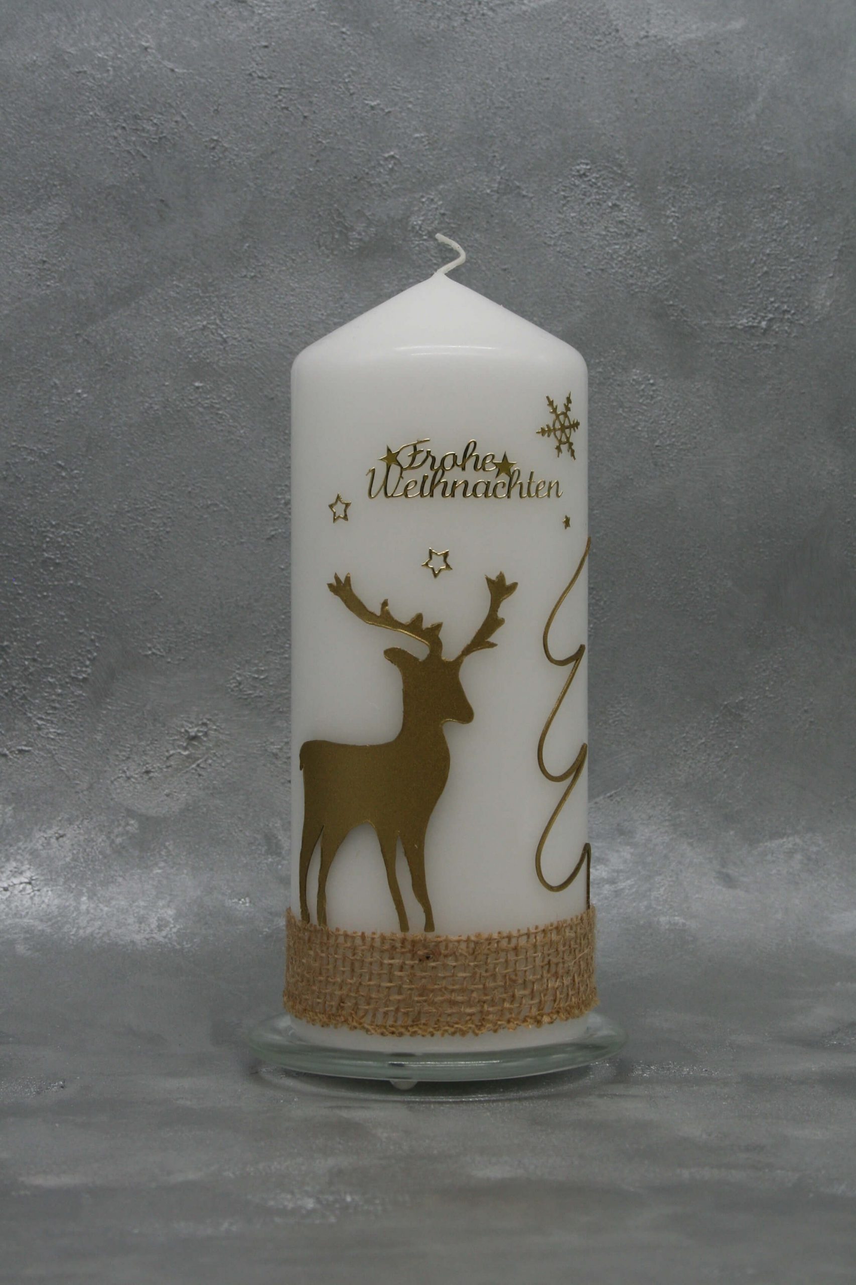 Weihnachtskerze mit Hirsch und halbem Tannenbaum