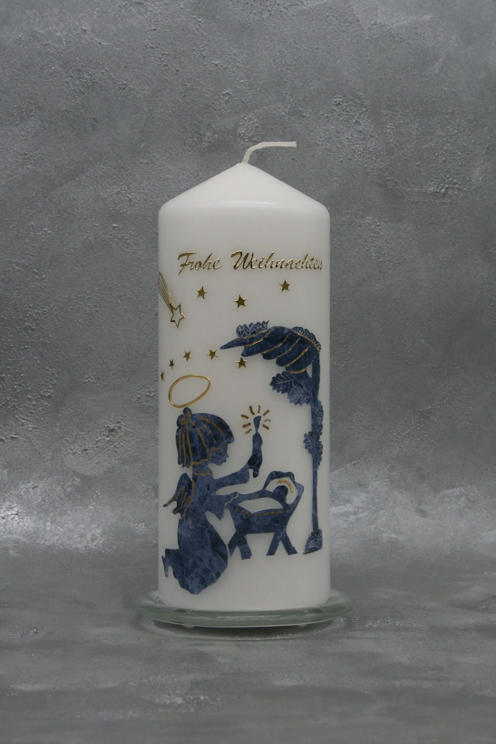 Weihnachtskerze mit Jesuskind im Stall mit Engel