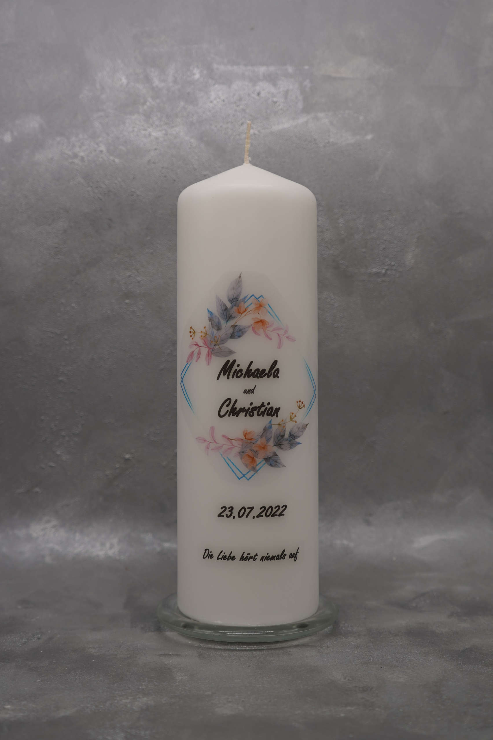 Hochzeitskerze mit Blumenrahmen in Rautenform