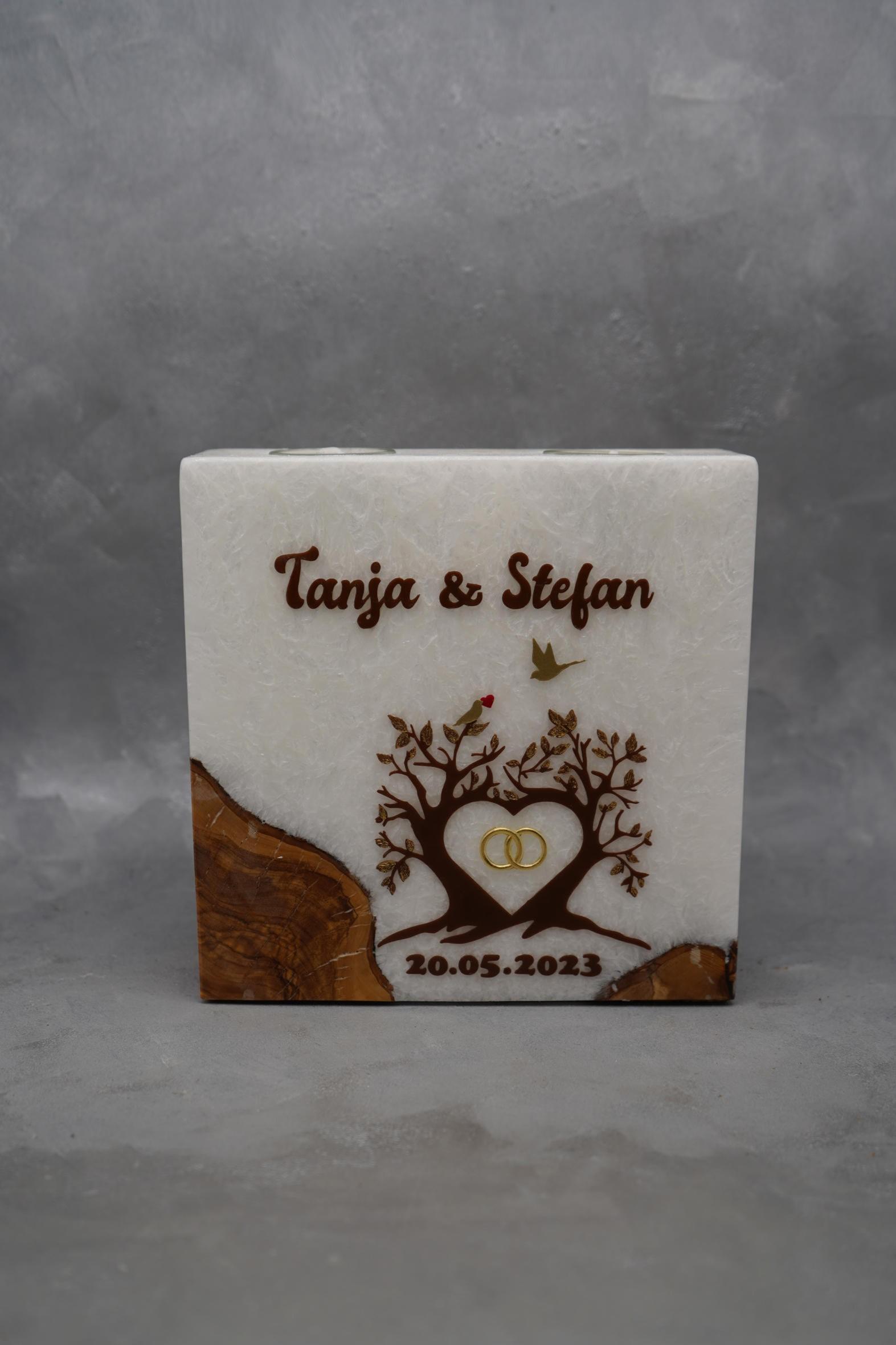 Hochzeitskerze mit eingegossenem Holz und 2 Teelichteinsätzen Lebensbaum mit Herz und zwei Vöglein