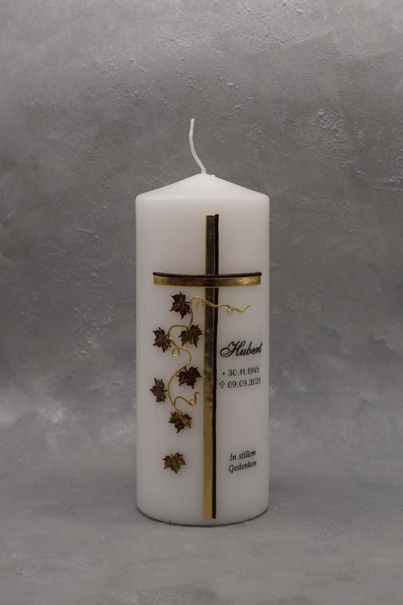 Trauerkerze mit Blättern und Kreuz