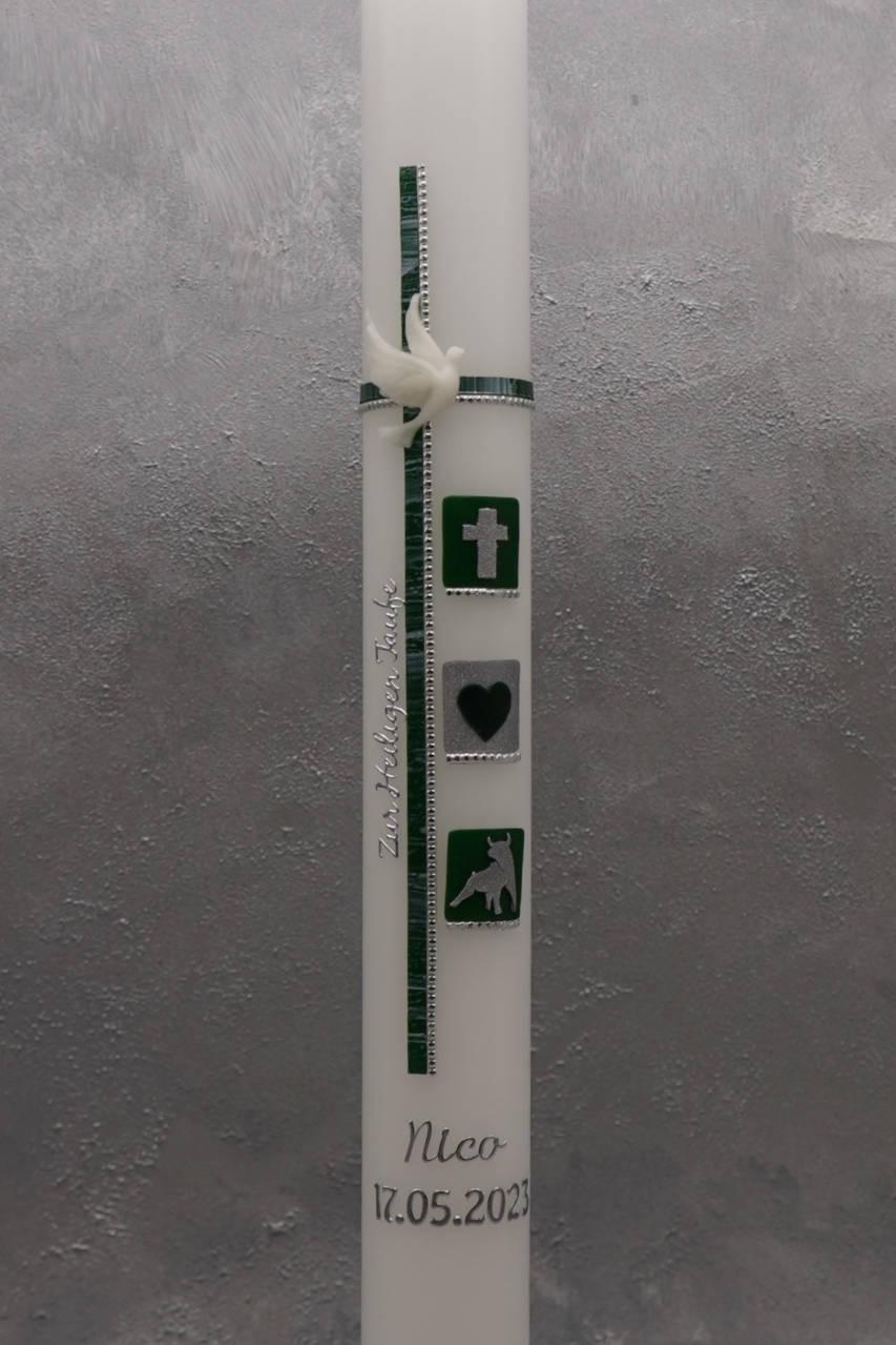 Taufkerze mit drei Symbolen (Kreuz, Herz, Stier)