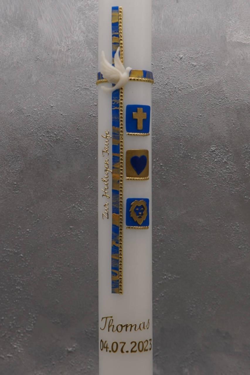 Taufkerze mit drei Symbolen (Kreuz, Herz, Löwe)
