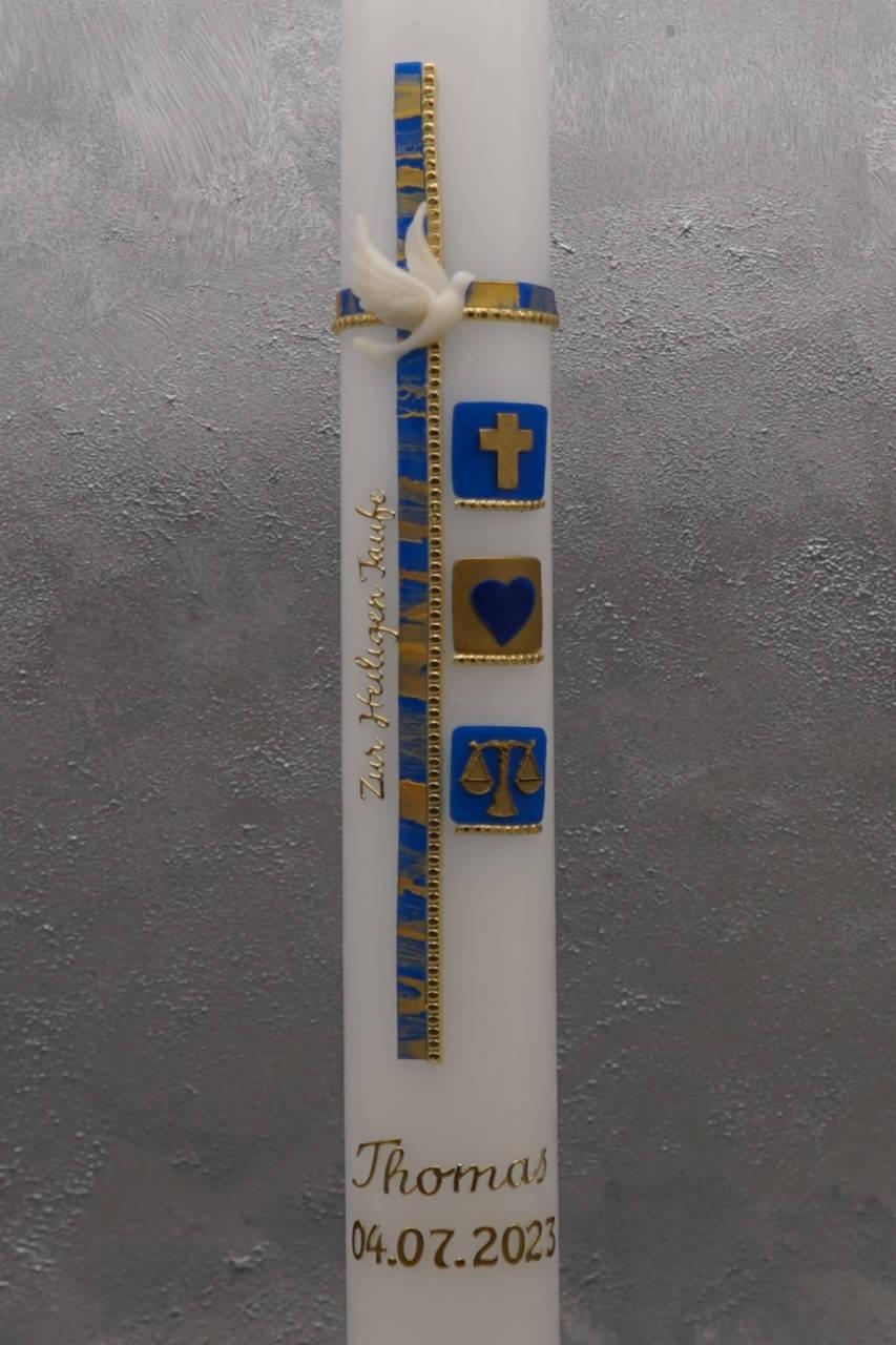 Taufkerze mit drei Symbolen (Kreuz, Herz, Waage)