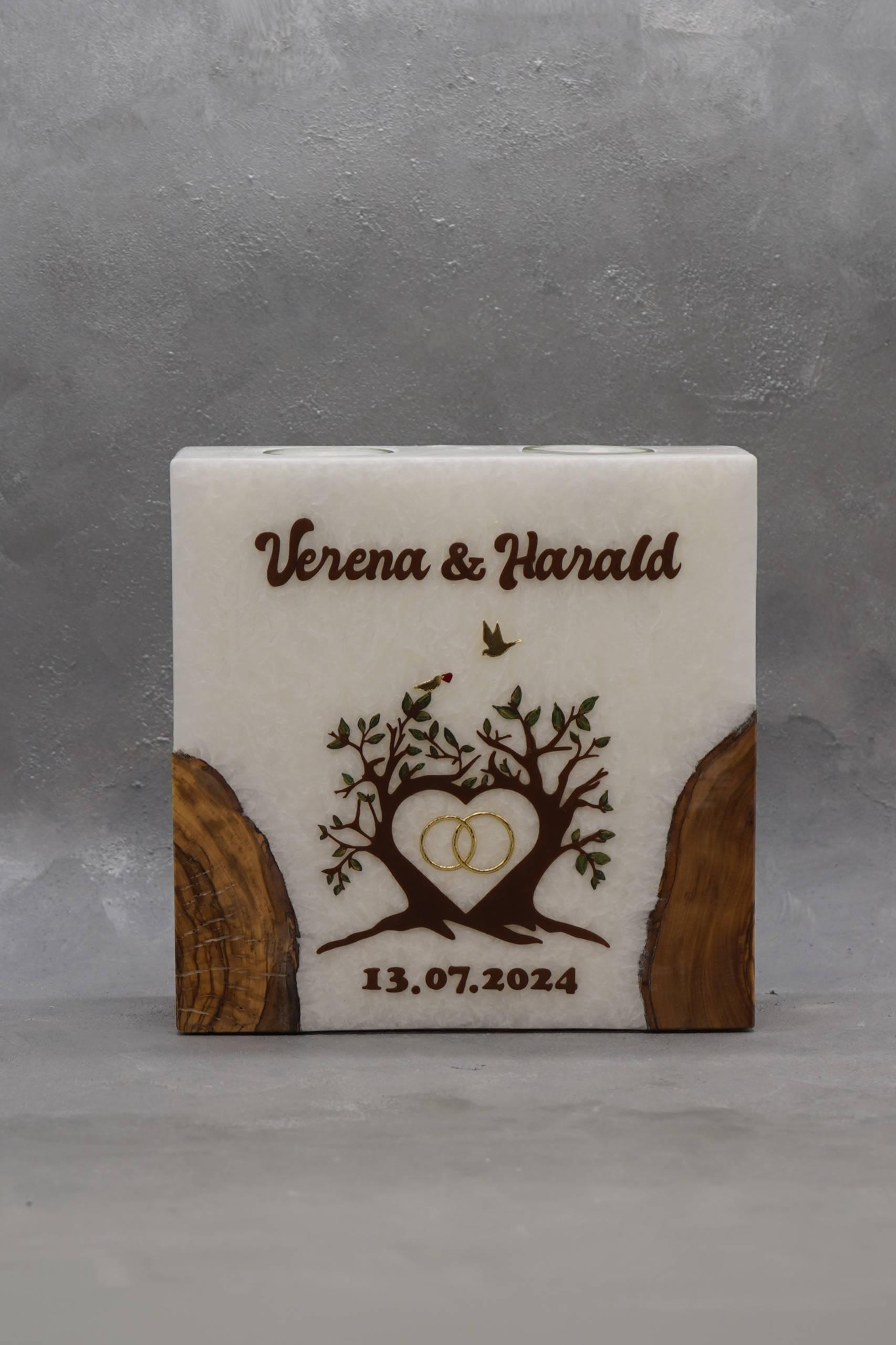 Hochzeitskerze mit eingegossenem Holz und 2 Teelichteinsätzen Lebensbaum mit Herz und Ringe