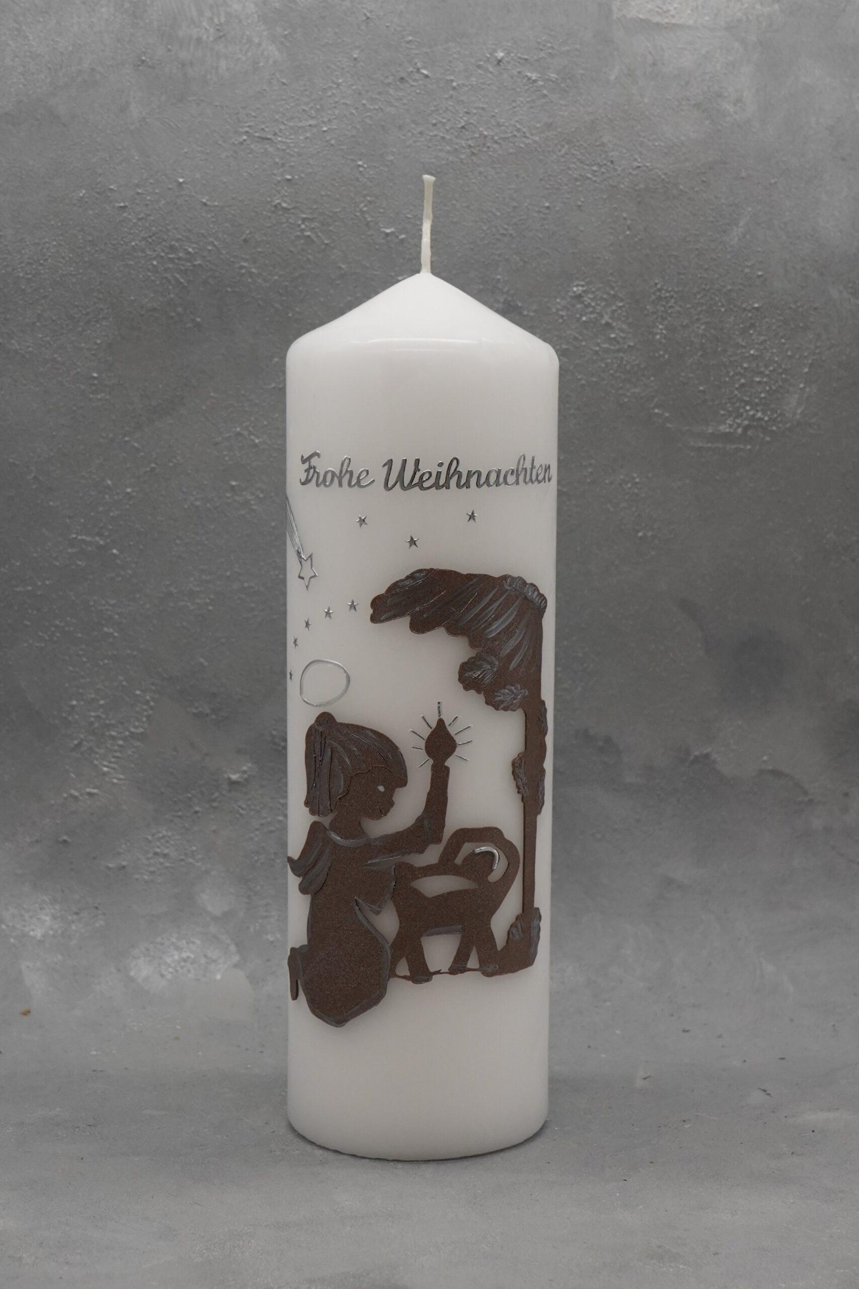 Weihnachtskerze mit Jesuskind im Stall mit Engel