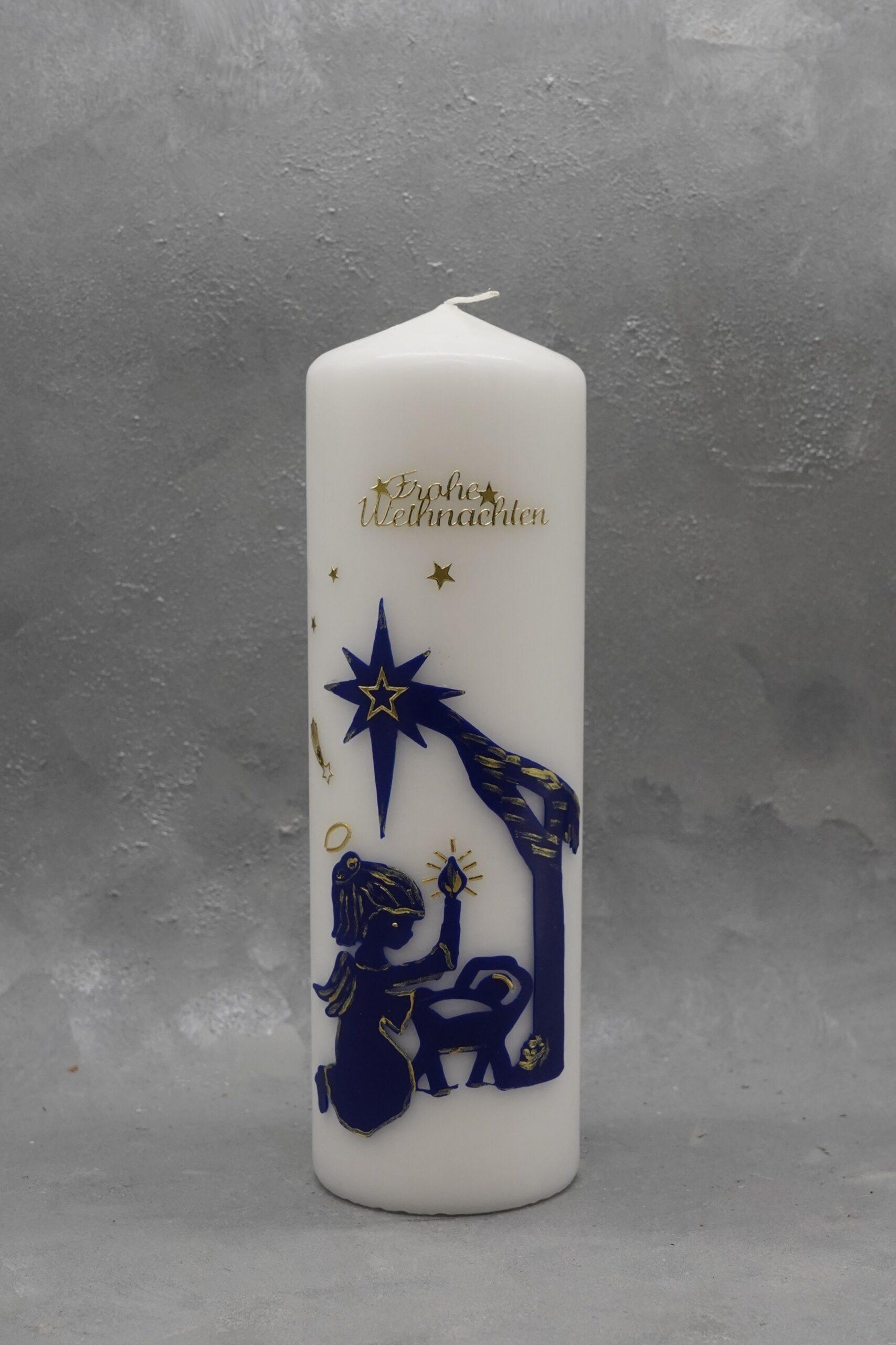 Weihnachtskerze mit Jesuskind im Stall mit Engel