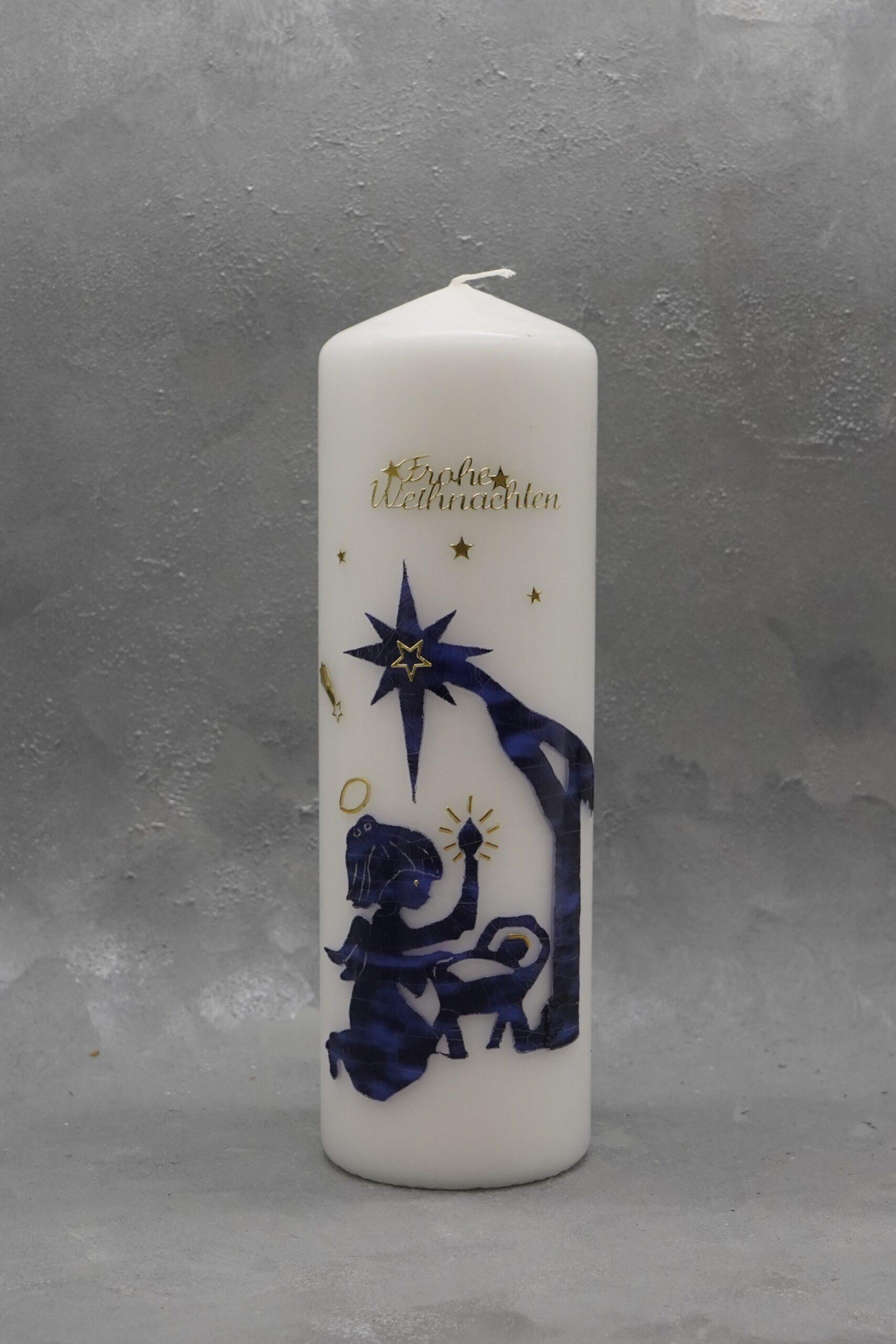 Weihnachtskerze mit Jesuskind im Stall mit Engel