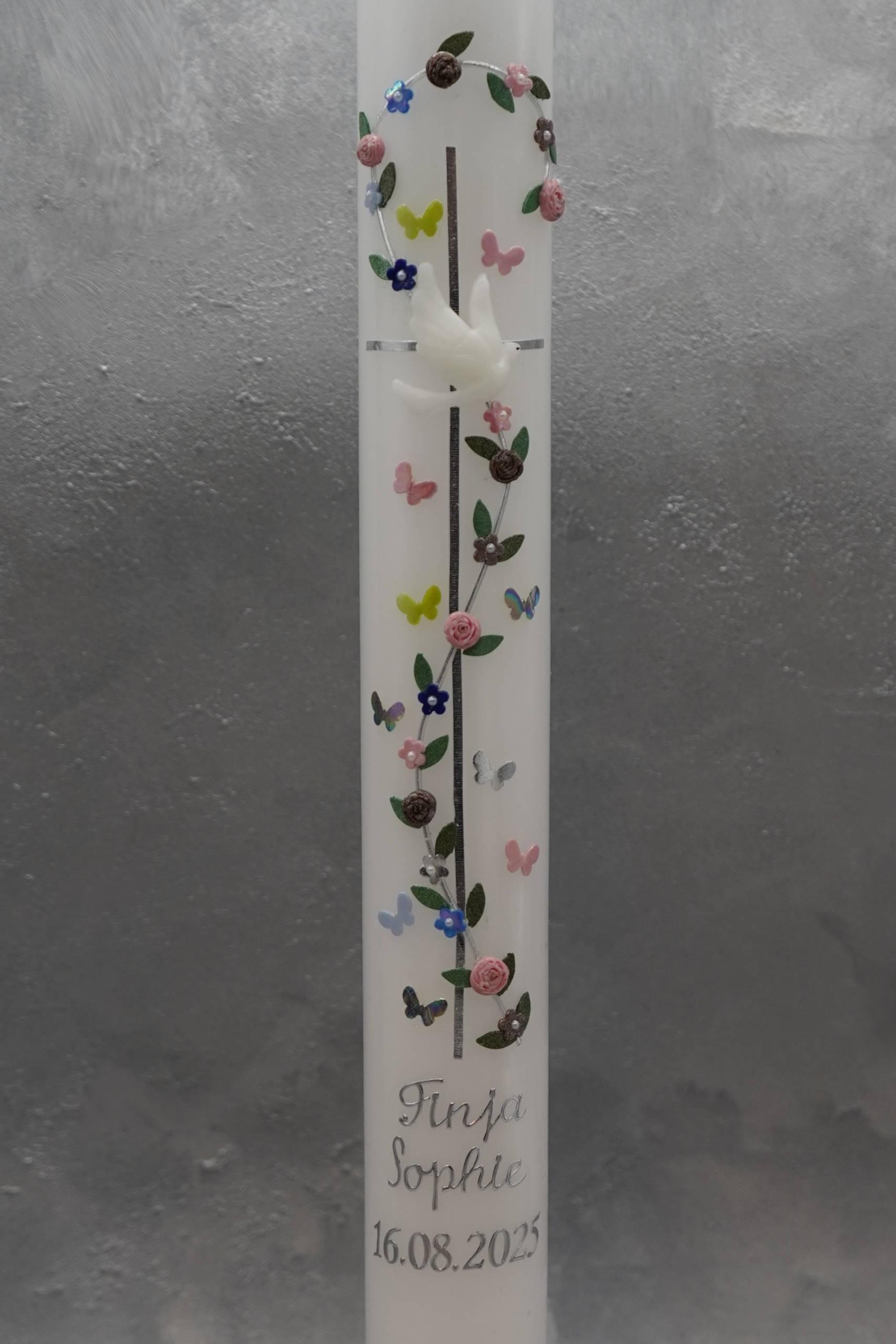 Taufkerze mit Blumen und Schmetterlinge